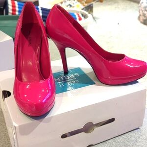 Call it Spring Hot Pink pumps